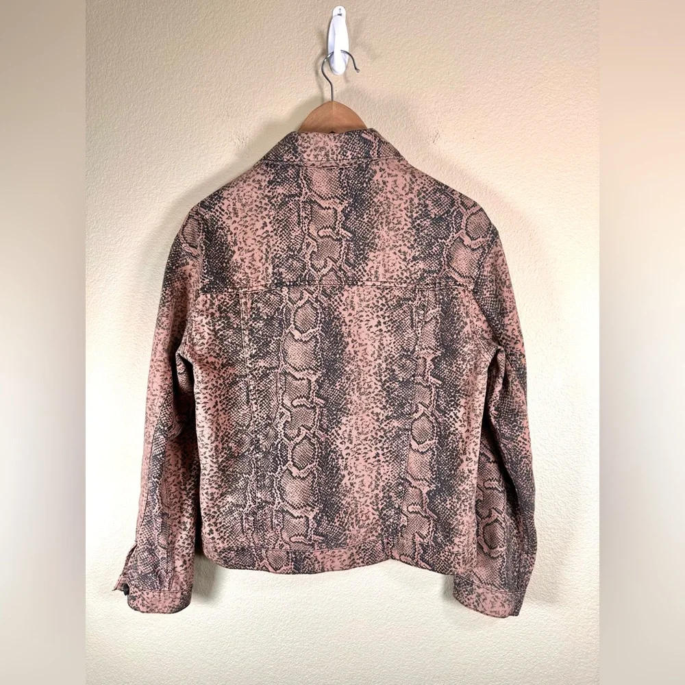 Free People Women’s snakeskin Printed Trucker
Denim Jacket - Picture 9 of 13